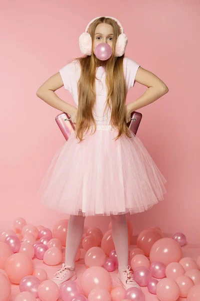 Mooi Leuk Meisje Kleding Roze Achtergrond Met Ballonnen Accessoires Kousenkauwgom — Stockfoto