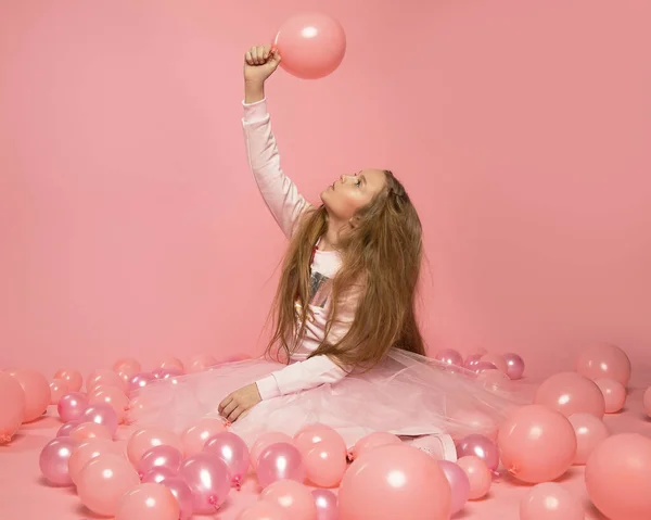 Mooi Grappig Jarig Meisje Met Lang Pluizig Haar Modieuze Kleding — Stockfoto