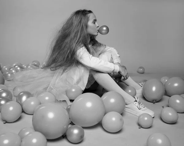 Uma Bela Menina Anos Com Cabelos Longos Macios Roupas Moda — Fotografia de Stock