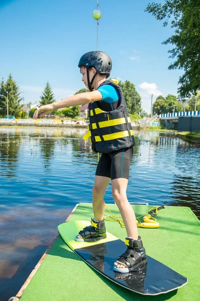 Fotka Desetiletého Chlapce Stojícího Wakeboardu Souši Připravujícího Sport Nosí Helmu — Stock fotografie