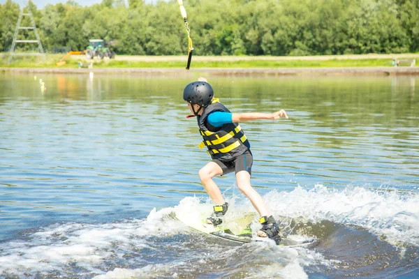 Kaukasischer Junge Von Jahren Schutzanzug Aktives Wakeboard Training Mit Lustigen — Stockfoto