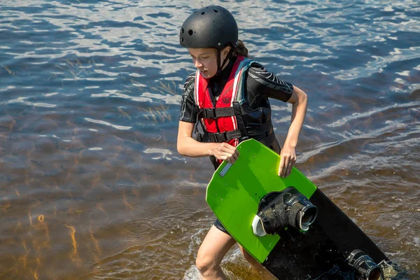 Uma Adolescente Sai Água Carrega Seu Wake Board Esportes Para — Fotografia de Stock