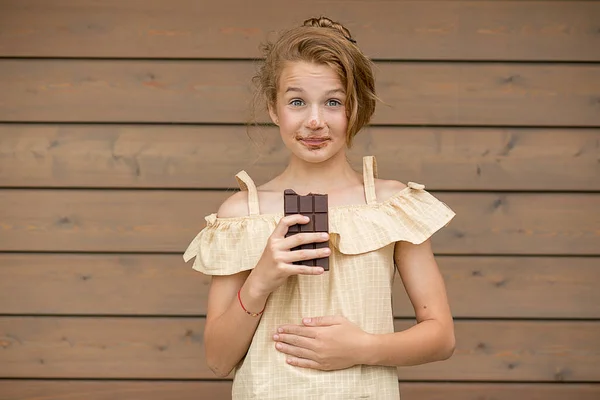 Zabawna Piękna Dziewczyna Rudymi Włosami Piegami Trzymającymi Czekoladę Jej Twarz — Zdjęcie stockowe