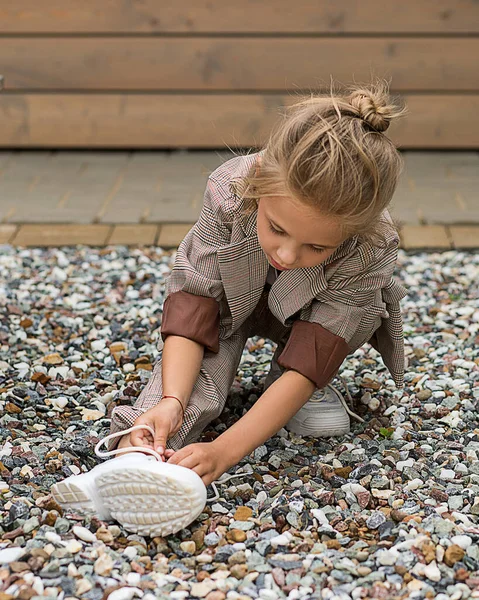 Una Bella Bambina Età Prescolare Lega Lacci Delle Scarpe Scarpe — Foto Stock