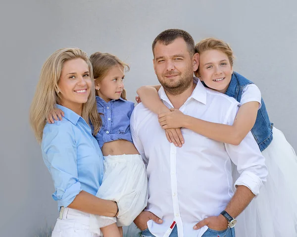 Bela Família Jovem Feliz Quatro Pai Mãe Duas Filhas Fundo — Fotografia de Stock