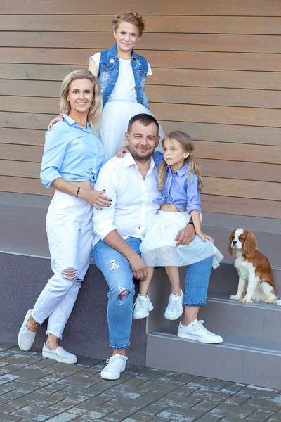 4人のお父さん お母さん 白と青の色の光の服の背景にある2人の娘の美しい幸せな若い家族 銀行の信用と保険の概念 家族心理学 — ストック写真