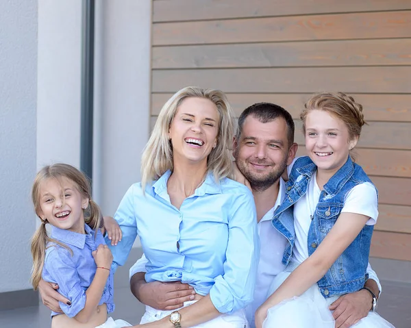 Bela Família Jovem Feliz Quatro Pai Mãe Duas Filhas Fundo — Fotografia de Stock