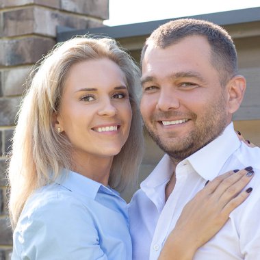 Güzel, modaya uygun, modern bir çift. 45 yaşında bir kadın. 40 yıl sarılıp çerçeveye bakıyor. Reklam bankaları için harika karakterler, diş hekimliği, sigorta, aile ilişkileri psikolojisi hakkında makaleler