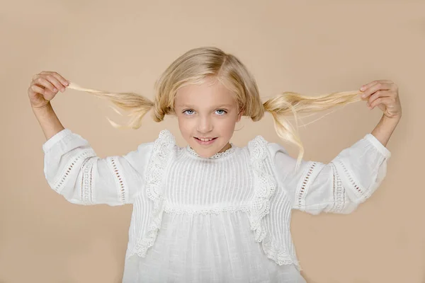 Bella Bionda Occhi Blu Ragazza Camicia Pizzo Tessuto Eco Naturale — Foto Stock