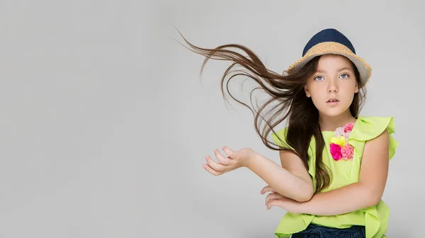 Όμορφο Κορίτσι Παιδί Στο Φως Φόντο Φωτεινά Καλοκαιρινά Ρούχα Καπέλο — Φωτογραφία Αρχείου