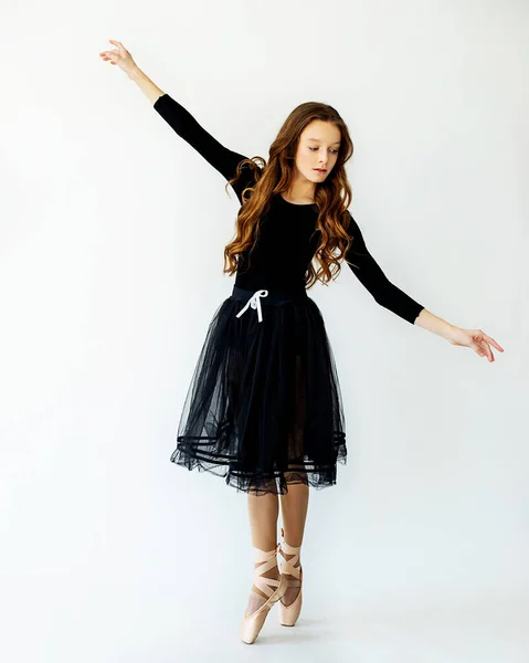 Eine Junge Schöne Ballerina Steht Auf Pointe Schuhen Einem Schwarzen — Stockfoto