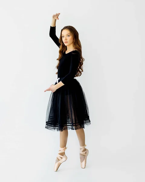 Genç Güzel Bir Balerin Kız Siyah Mayo Etekle Pointe Ayakkabılarıyla — Stok fotoğraf