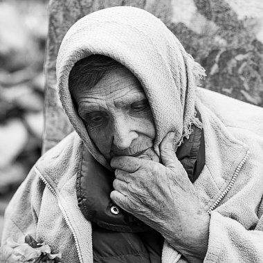 Yaşlı bir yaşlı kadın, bir büyükanne, 85 yaşında, başında bir eşarpla, hayatı düşündü. Çok önemli şeyler. Yaşlılık, bilgelik, felsefe, hayat tarihi. Kapalı fotoğraf, siyah beyaz portre