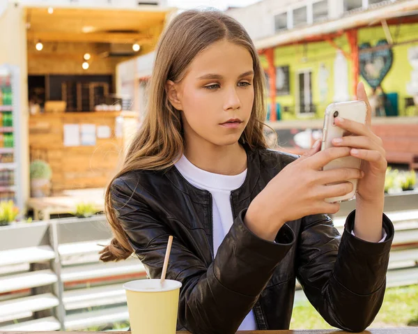 Una Joven Hermosa Sostiene Teléfono Con Ambas Manos Escanea Cuidadosamente — Foto de Stock