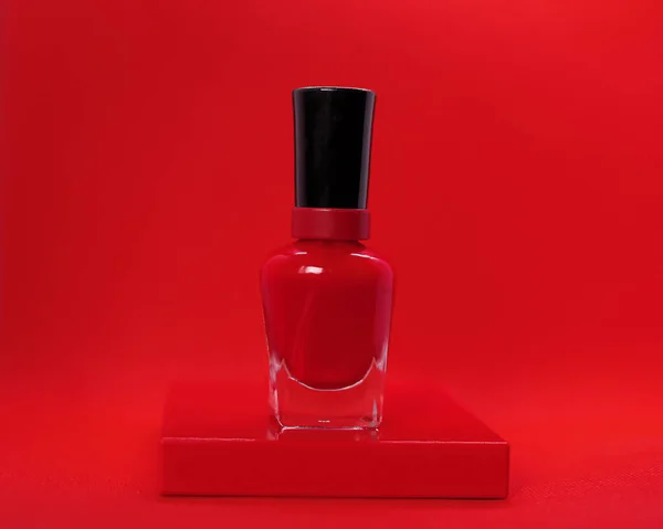 Szaftos Piros Körömlakk Piros Háttérben Koncepció Kézápolás Reklám Manikűr Szalon — Stock Fotó