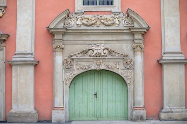 Güzel eski kapı ve pencere, oyulmuş mimari unsurlar, kapı kolları, pembe ve yeşil renkler. Yakın plan fotoğraf..