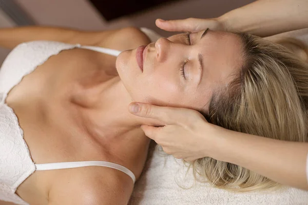 Spa Face Massage Tratamento Facial Spa Salon Terapia Mulher Caucasiana — Fotografia de Stock