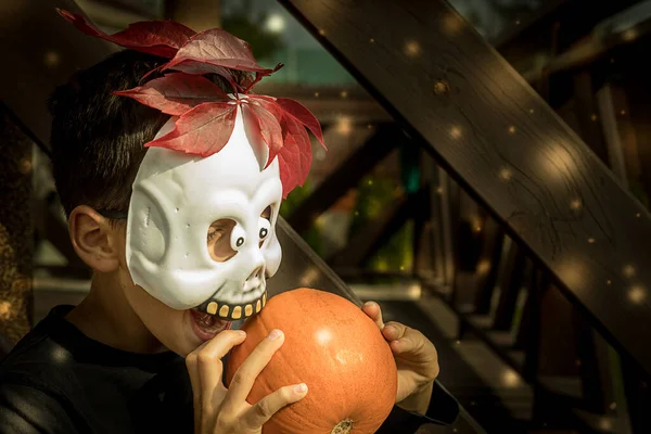 Niño Con Una Máscara Fantasma Celebrando Fiesta Halloween Mordiendo Una — Foto de Stock