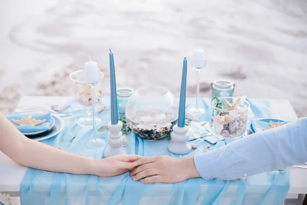 Un par de personas sentadas en una mesa cena romántica — Foto de Stock