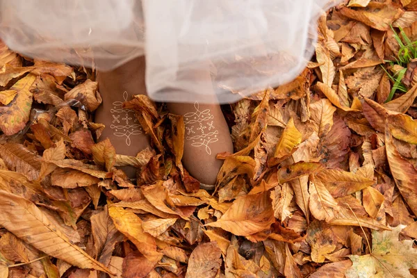 Damskie buty z czerwonego zamszu na tle żółtych liści. Koncepcja sezonu, nastrój jesieni. Widok z góry zdjęcia dla strony internetowej, bloga lub artykułu — Zdjęcie stockowe