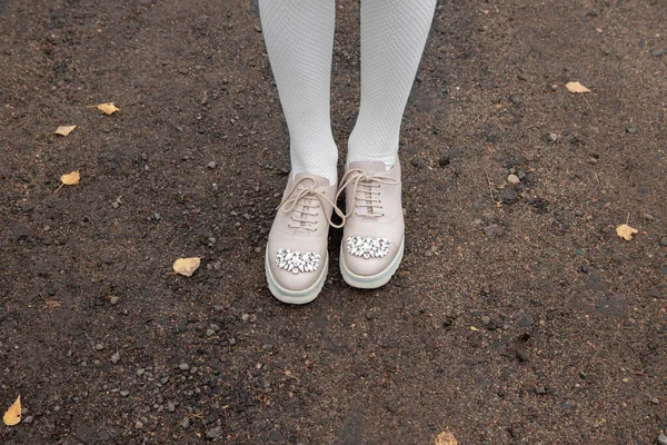 Piernas Delgadas Mujer Medias Ligeras Zapatos Cordones Color Claro Suelo —  Fotos de Stock