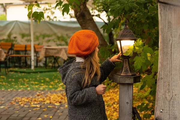 Jesienne Dzieci Halloween Portret Magicznej Dziewczyny Płaszczu Kapelusz Latarnią Uliczną — Zdjęcie stockowe