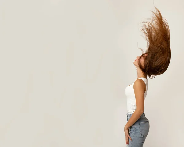 美しい女の子19歳のジーンズやライトTシャツ 長い飛行髪の光の背景には 目を閉じた コピースペース 若者の魔法の気分 夢の概念 インスピレーション 広告のための素晴らしい写真 — ストック写真