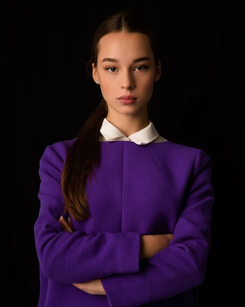 Hermosa mujer con piel limpia y fresca y cabello sano metida en una cola de caballo elegante. Concepto de tratamiento de belleza. Estudio retrato sobre fondo negro —  Fotos de Stock