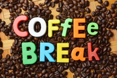 Kahve molası kavramı kavrulmuş kahve çekirdekleri arka plan üzerinde renkli metin ile zamanının