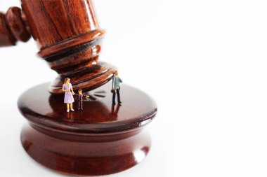 Boşanma ve çocuk velayeti kavramı ile ahşap Yargıç tokmak üzerinde aile heykelcik         