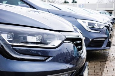 Lüks otomobil satış için satıcı showroom, otomotiv satış konsepti hizalı