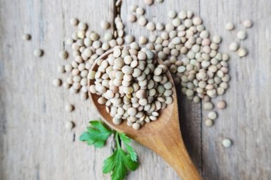 Tahta kaşıkla organik mercimek, sağlıklı doğal madde, üstten görünüm