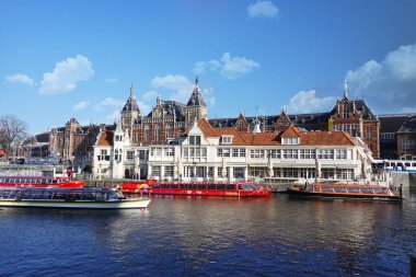 Amsterdam kanalları, pastoral manzara üzerinde eski bina