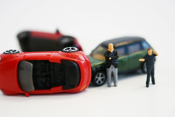 Двоє Відчайдушних Чоловіків Поблизу Іграшкових Автомобілів Причетних Аварії Концептуальне Зображення — стокове фото