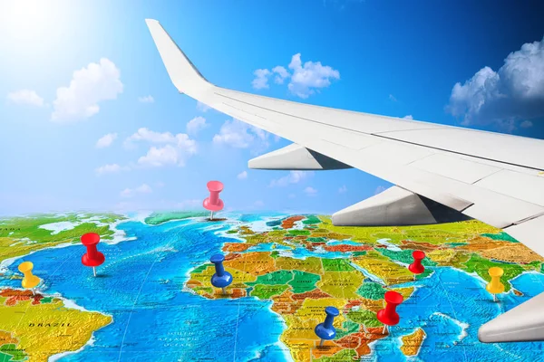 Podróż Samolotem Mapie Świata Świat Pinami Przez Okno Samolotu — Zdjęcie stockowe