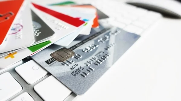 Online Overschrijvingen Shopping Concept Met Meerdere Creditcards Witte Computertoetsenbord — Stockfoto