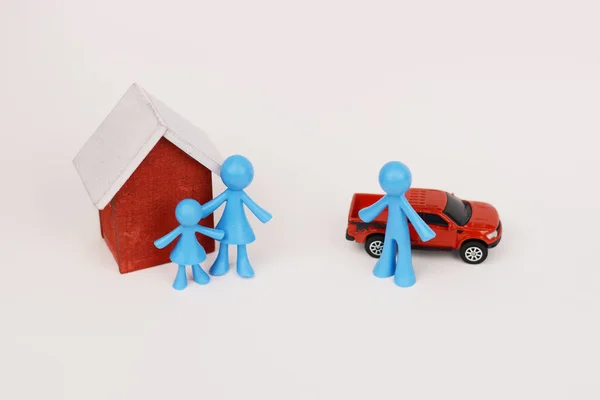 资产分割和孩子离婚后的监护 用塑料微型和白色背景的钥匙 — 图库照片