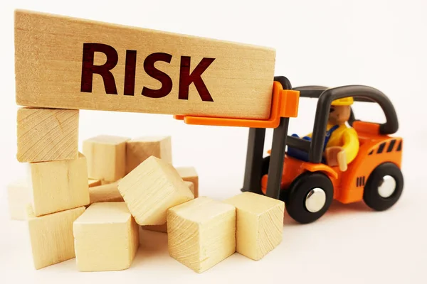 木製のブロックを動作オレンジ フォーク リフトによって提案されたリスク評価の概念 — ストック写真