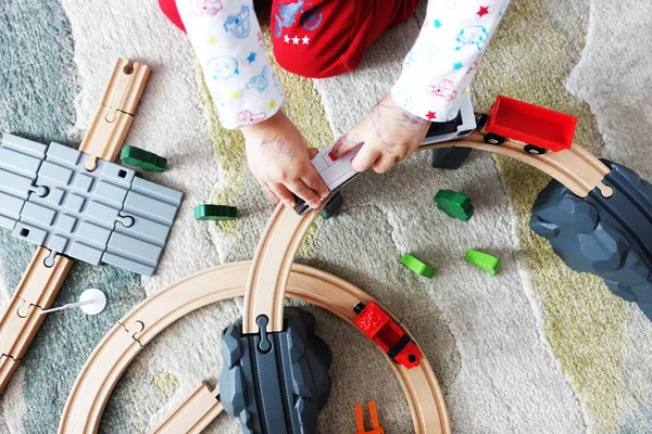 Bambino Che Gioca Con Giocattoli Educativi Legno Tappeto Colorato — Foto Stock