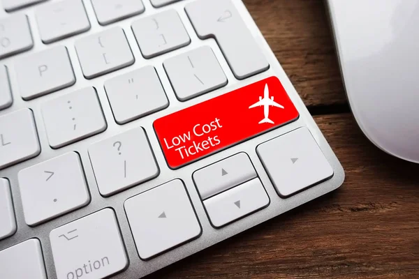 低票价或廉价航班的概念 白色电脑键盘与低成本门票文本在红色输入键 — 图库照片