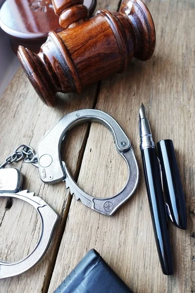 Courthouse Verdict Concept Justice Objects Judge Gavel Handcuffs Wooden Desk — Stock Photo, Image