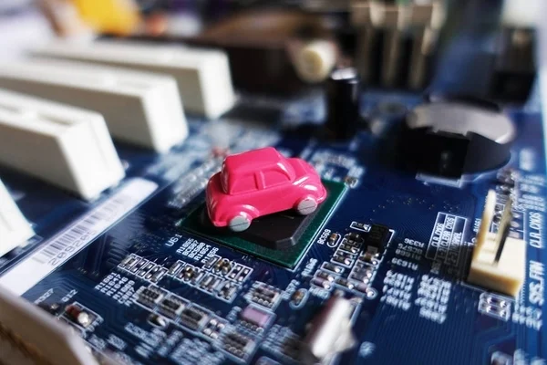 Bilgisayar Anakart Üzerinde Kırmızı Küçük Araç Konseptiyle Akıllı Araba — Stok fotoğraf