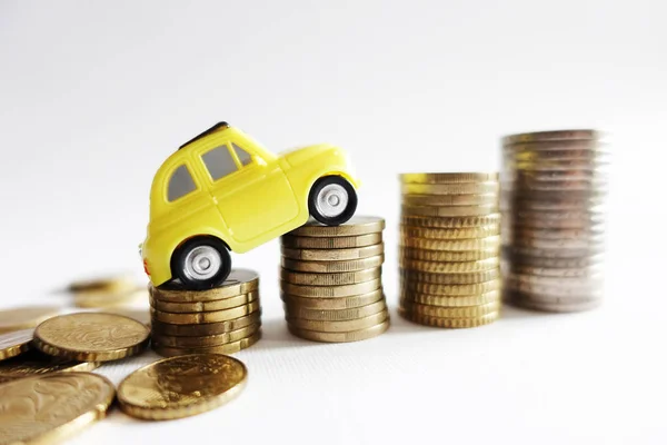 Stijgende Kosten Voor Auto Concept Met Miniatuur Gele Auto Waarop — Stockfoto