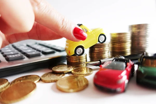 Vrouw Hand Speelgoedauto Zetten Geld Munten Stack Groeiende Suggereren Verhoging — Stockfoto