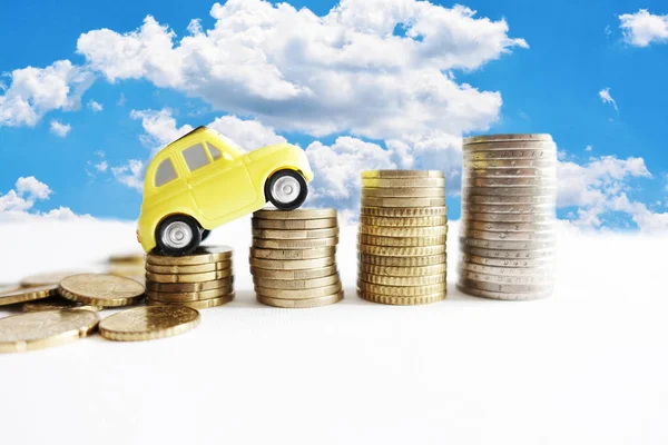 Wzrost Kosztów Dla Samochodów Koncepcji Miniaturowe Żółty Samochód Stos Gotówki — Zdjęcie stockowe