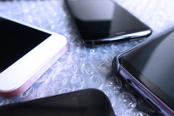 Téléphones Mobiles Smartphone Sur Papier Bulle Protection Arrière Plan — Photo
