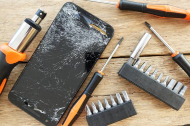 Hizmet için smartphone ile hasarlı perde