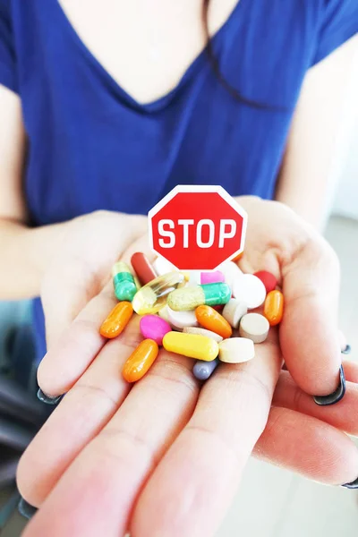 Czas Aby Zatrzymać Stosowanie Tabletki Bez Recepty Medycznej Lub Opieki — Zdjęcie stockowe