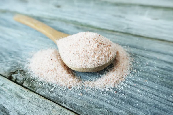 Rosa Himalaya Salz Auf Holzlöffel Isoliert Auf Rustikalem Holztisch — Stockfoto