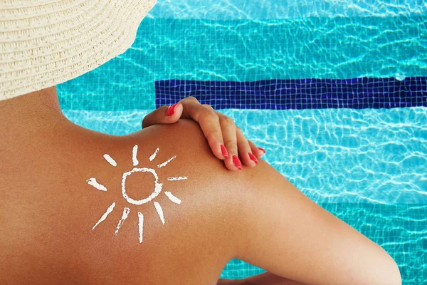 Fiatal Védi Bőre Sun Lotion Medence Mellett Egy Felismerhetetlen Személy — Stock Fotó